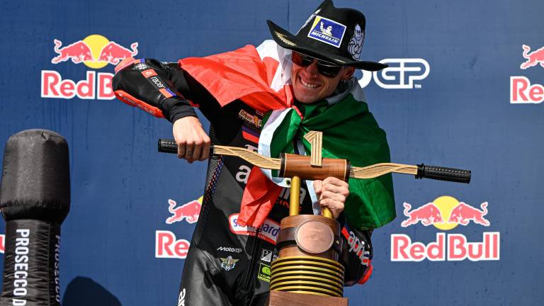 In alto la festa Aprilia e Bezzecchi sul podio. Sopra il viserbese con il tricolore