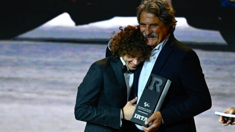 MotoGp, Paolo Simoncelli premia Marco Bezzecchi come rookie dell'anno