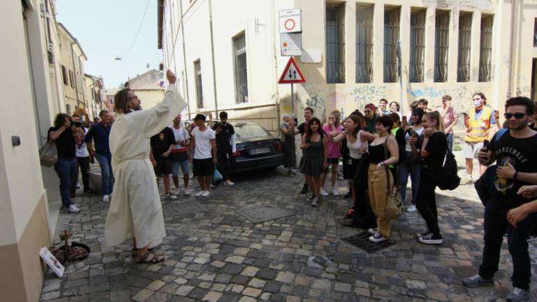 Ravenna, il vikingo davanti al Liceo Gender free: Il preside si converta ai valori cristiani VIDEO