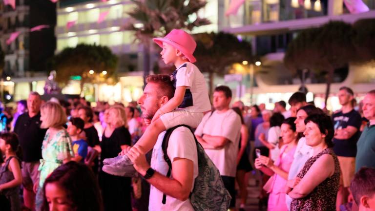 Cesenatico, piazza Costa gremita per la Notte Rosa - Gallery