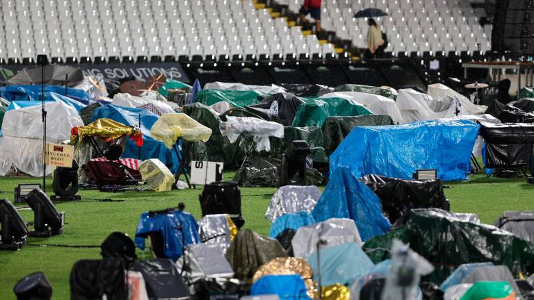 Le strumentazioni coperte contro la pioggia (fotoservizio Gianmaria Zanotti)