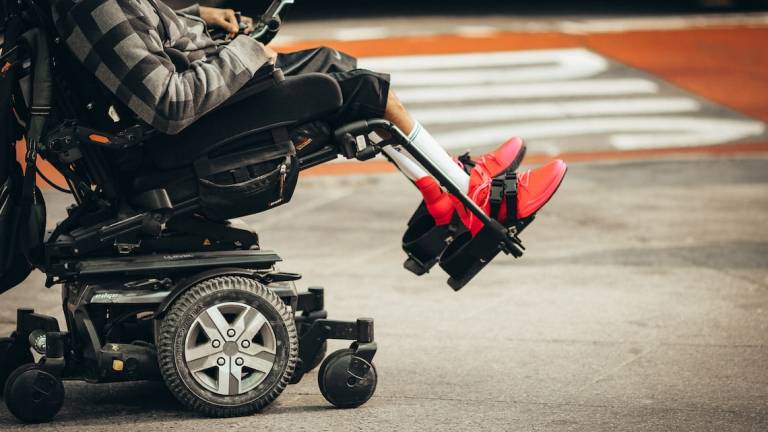 Rimini, strappa il cellulare a un invalido sulla sedia a rotelle: arrestato