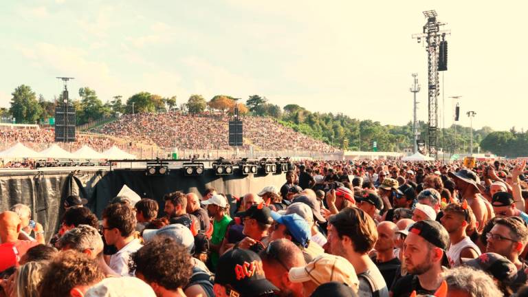 Imola, il concerto degli AC/DC. The pretty Reckless sul palco. VIDEO