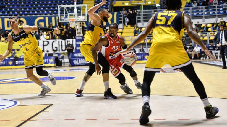 Basket A2, le triple di Torino affondano l'Unieuro (96-88)