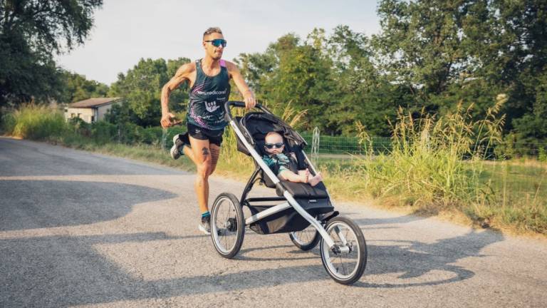 Predappio, la sfida di Lorenzo Lotti: maratona con Raimondo in passeggino