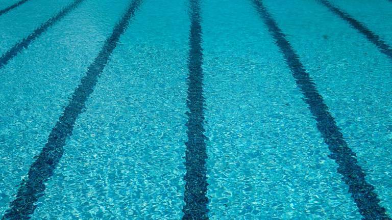 Lugo, la piscina costa 2.500 euro al giorno di metano: il Comune la chiude due settimane