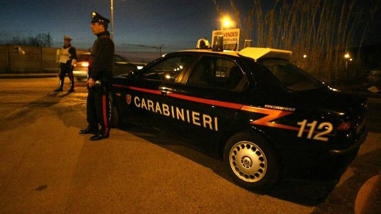 Savignano, scappano lungo le strade del centro dopo un furto e abbandonano l'auto tra i campi