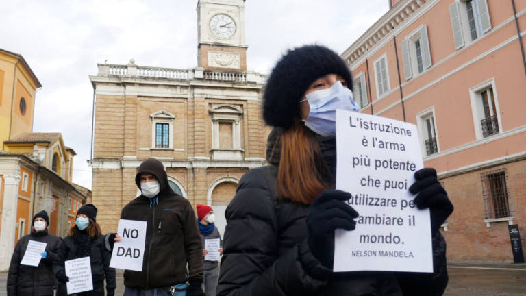 Ravenna, flash mob in piazza contro la chiusura delle scuole
