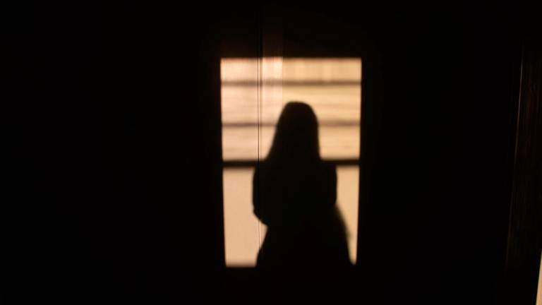 Rimini, “voglio uccidermi”. Si siede sul davanzale al quarto piano e chiama la Polizia: gli agenti salvano la ragazza