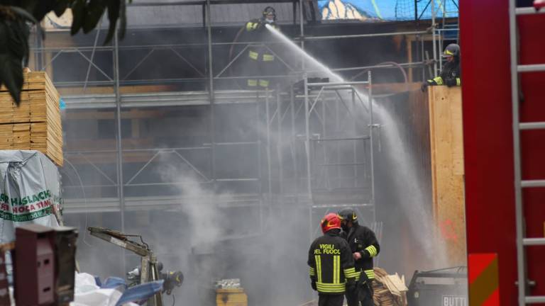 Ravenna, incendio in via Trieste in un cantiere edile - VIDEO GALLERY