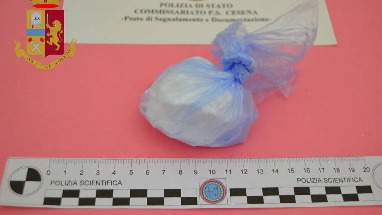 Cesena, sorpreso in auto con 150 dosi di cocaina da spacciare: arrestato