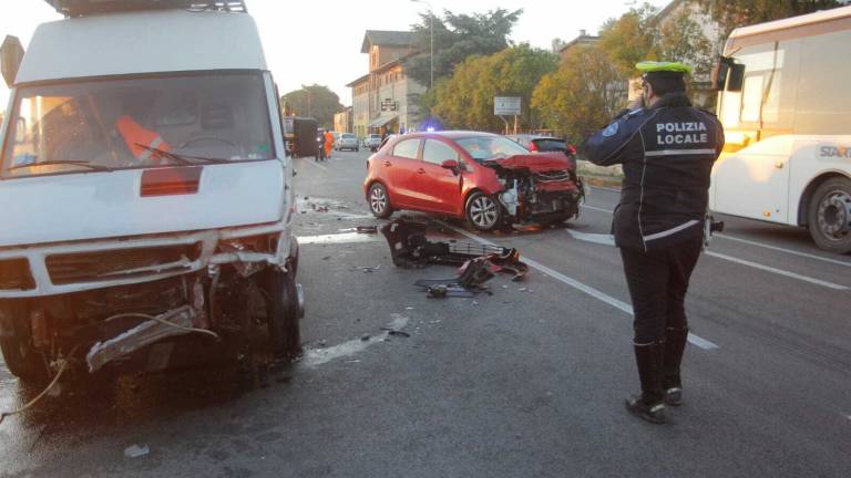 Ravenna, un incidente prima dell'alba a Mezzano manda il traffico in tilt sulla via Reale