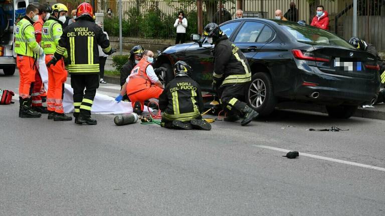 Forlì, anziano investito da un'auto muore schiacciato