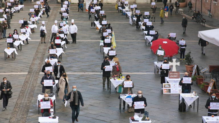 Tavoli apparecchiati in piazza a Ravenna: Fateci lavorare