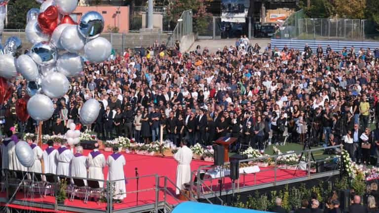 Riccione, il funerale degli angeli del Centro 21. Il vescovo commosso: Grazie, fratellini e sorelline VIDEO GALLERY