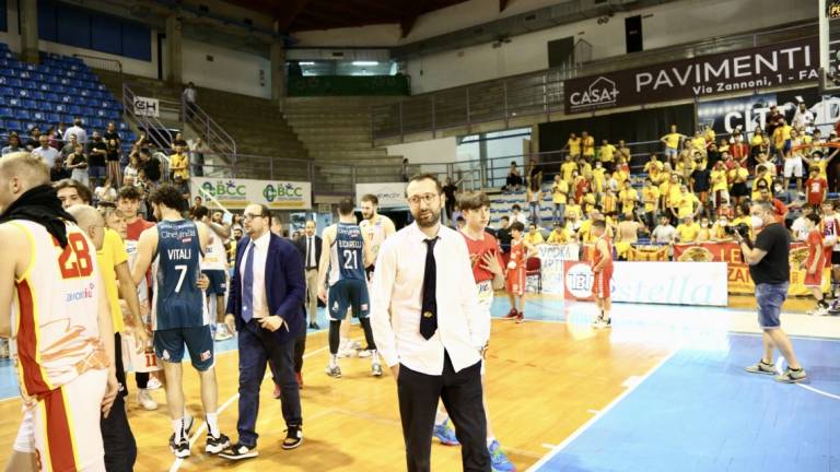 Basket A2 play-off, l'OraSì manca il sorpasso all'ultima curva e chiude la stagione: Cantù in finale