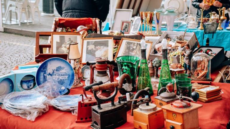 Forlì, sabato in piazza Saffi torna il mercatino dell'antiquariato