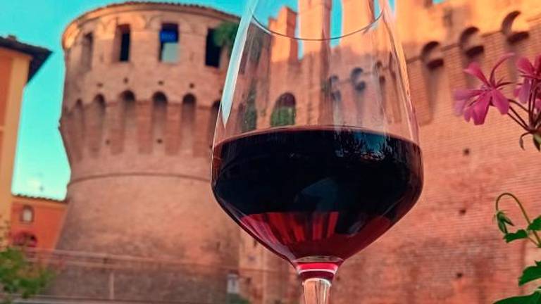 Luglio alla Rocca di Riolo Terme: visite in notturna, aperitivo al tramonto e una mostra sulla Stamperia Pascucci