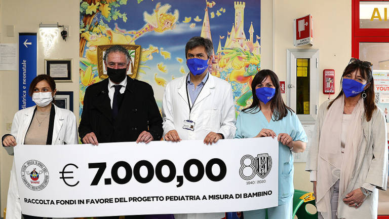 Calcio C, il Cesena consegna 7mila euro a pediatria del Bufalini