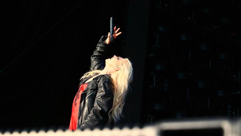 Imola, il concerto degli AC/DC. The pretty Reckless sul palco. VIDEO