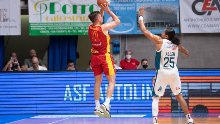 Basket A2 play-off, l'OraSì combatte a Cantù ma sbaglia la tripla del pareggio (71-68)