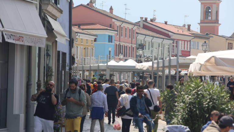 In moto semina panico tra la gente sul porto canale di Cesenatico