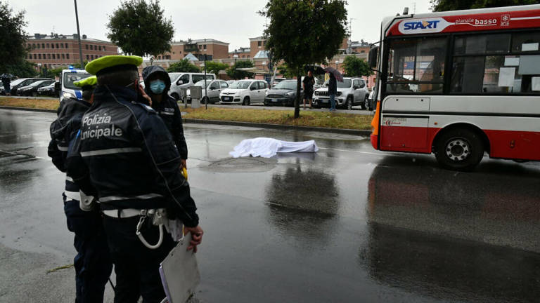 Forlì, travolto e ucciso da un autobus