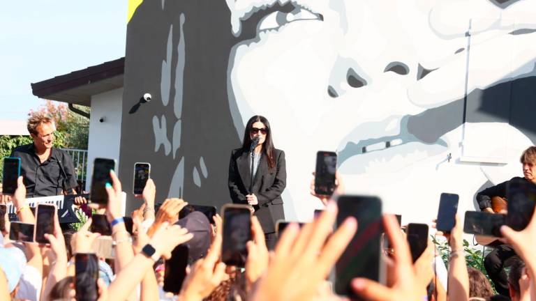 A Faenza Laura Pausini incanta 2mila fan. Il karaoke con le amiche. E a Solarolo inaugura il museo VIDEO GALLERY