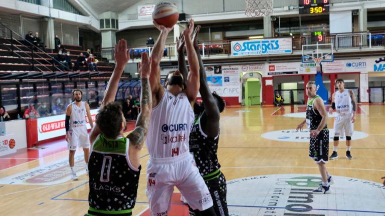 Basket B, l'Andrea Costa conquista il derby con la Rekico (71-63)