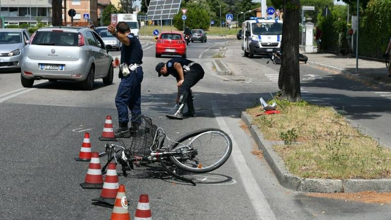 Moto contro bici elettrica a Forlì: due persone ferite