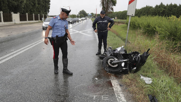 Ravenna, con lo scooter contro un'auto: ferito un giovane
