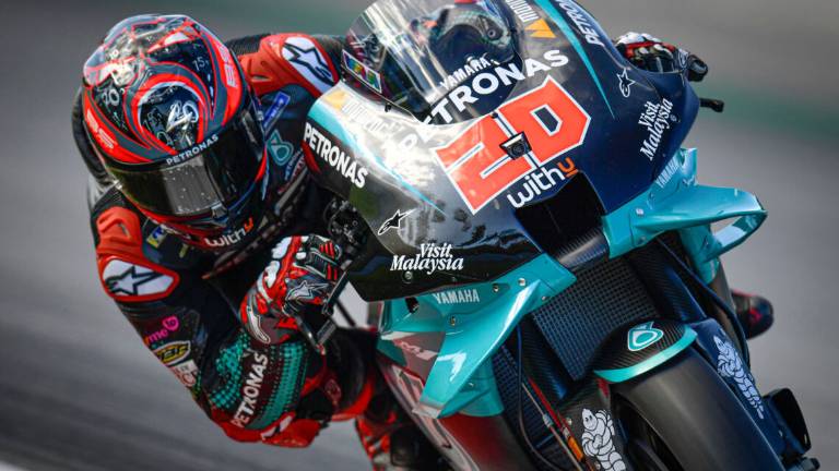 MotoGp, Quartararo sfrutta a dovere la sfortuna del Dovi - VIDEO