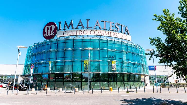 La rapina è avvenuta all’interno del centro commerciale Malatesta