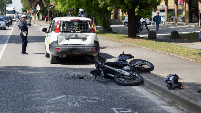 Ravenna, schianto in moto: 14enne ferito