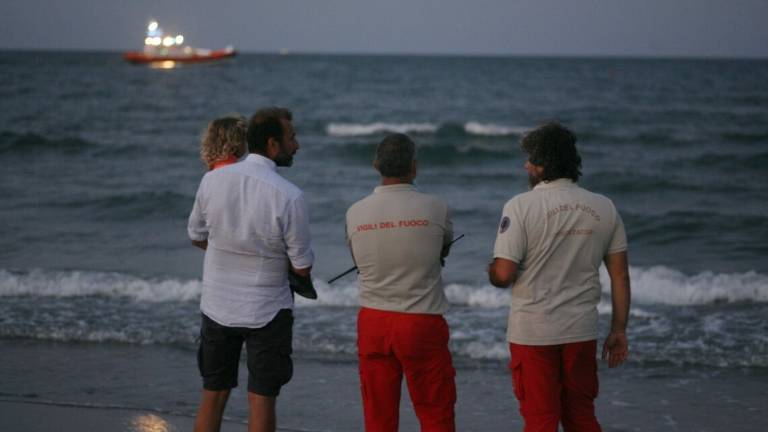 Tuffo dal catamarano a Milano Marittima, cesenate disperso in mare
