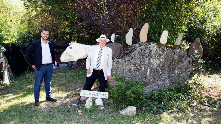 Imola, Emilio Padovani eletto nonno dell'anno: costruisce dinosauri con i sassi