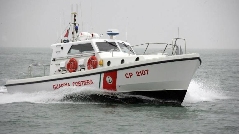 Rimini, al largo nella tempesta, tre velisti salvati in extremis dalla Capitaneria