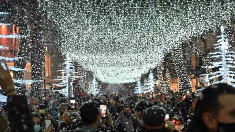 Folle assembramento a Riccione per le luminarie VIDEO E FOTO