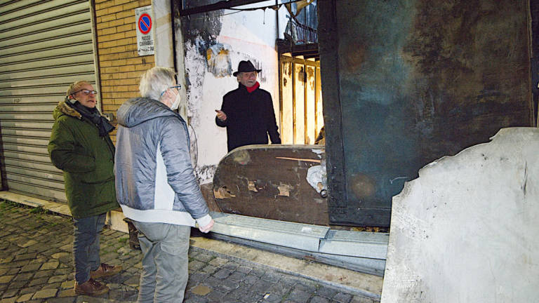Ravenna, l'artista davanti all'atelier bruciato: Poesie per ricostruire