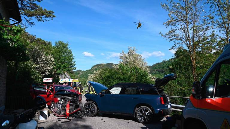 Le vetture dopo il tragico scontro e l’elicottero del 118 in volo (foto Fabio Blaco)