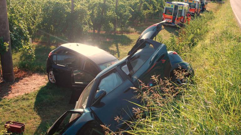 Lugo, scontro all’incrocio per una mancata precedenza: due auto nel fosso, sei persone coinvolte