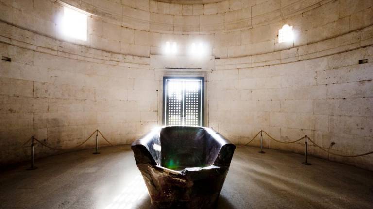 Ravenna, il restauro della vasca in porfido di Re Teodorico il Grande