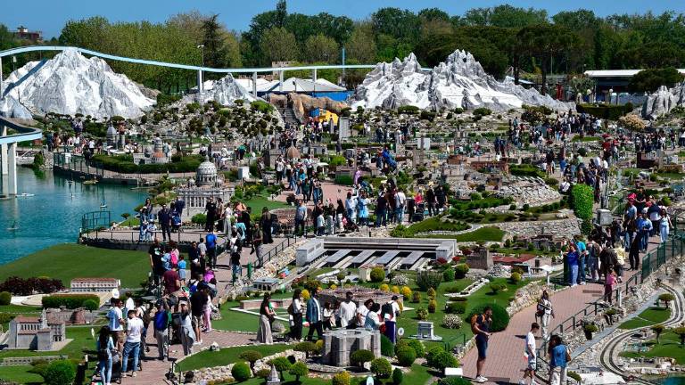 Rimini, a Italia in Miniatura flash mob con mille bandiere tricolori VIDEO GALLERY