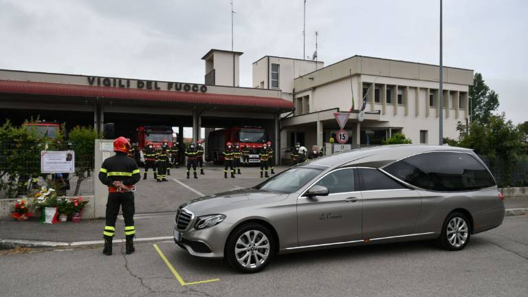 Forlì, l'addio commosso al vigile del fuoco morto di Coronavirus