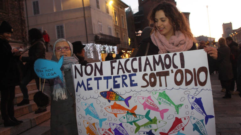 Faenza, 3mila sardine in piazza. E domani arriva Salvini