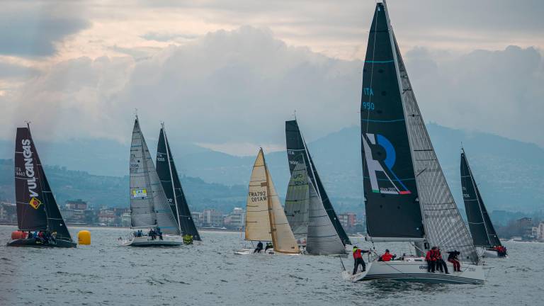 La partenza di una delle due prove della Sardina Cup di vela disputate ieri al largo di Rimini