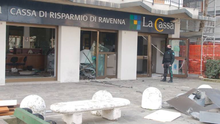 Lido Adriano, assalto alla banca col botto nella notte