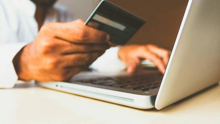 Ravenna, truffe di famiglia al negozio: zia e nipote rubano una carta di credito mentre il nonno fa da “palo”