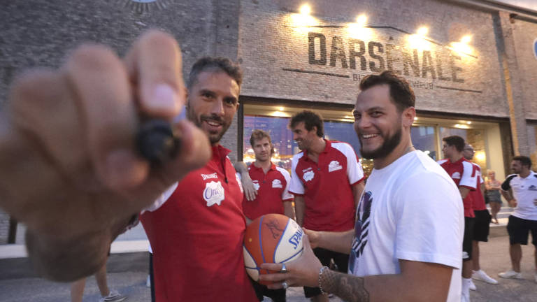 L'OraSì Basket Ravenna incontra i tifosi, foto e selfie in Darsena