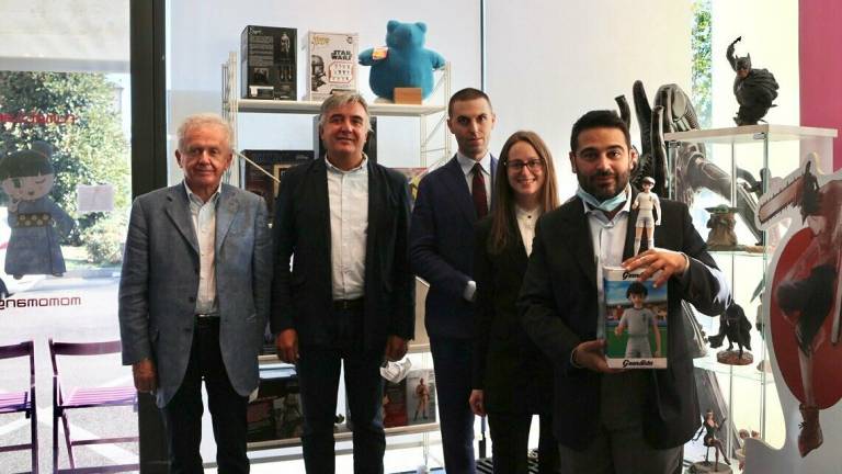 Lugo, il sindaco Ranalli al negozio di fumetti Momomanga